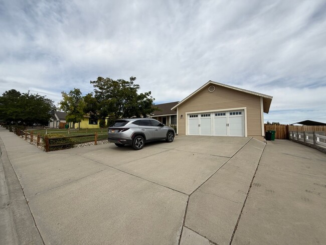 Building Photo - Cute single story 3 bedroom, 2 bath home w...