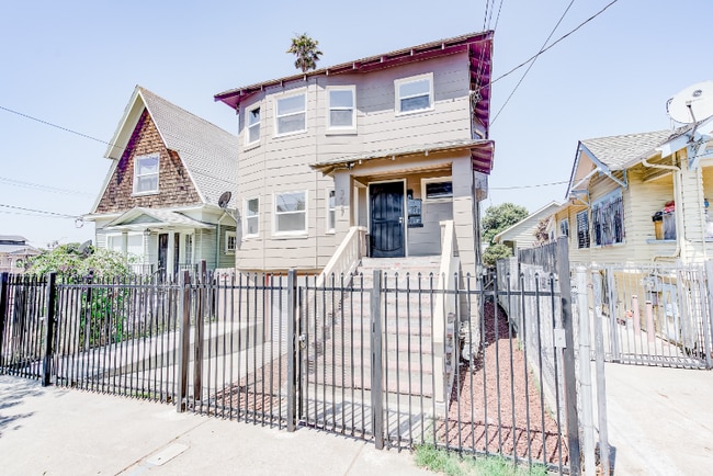 Photo - 3027 Filbert St Apartment