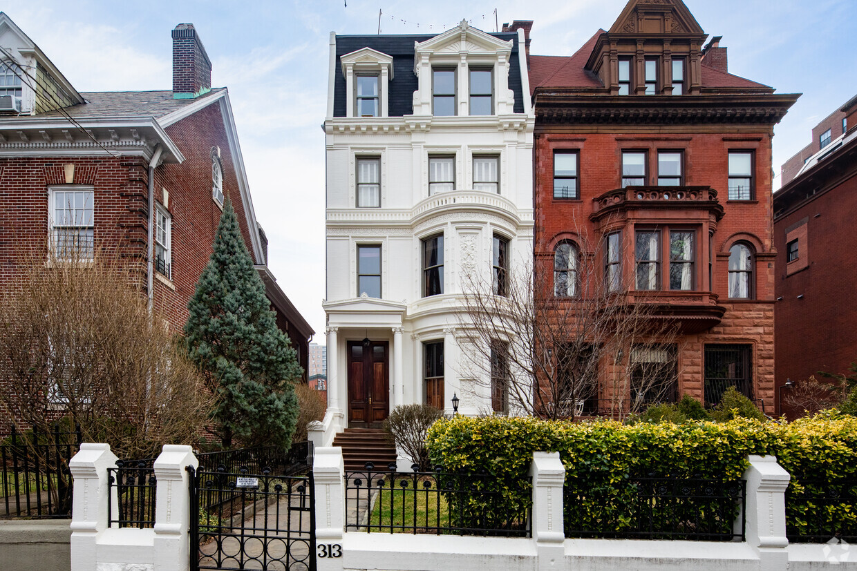 Primary Photo - 313 Clinton Ave