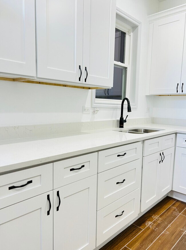 Building Photo - 1214 W 71st St