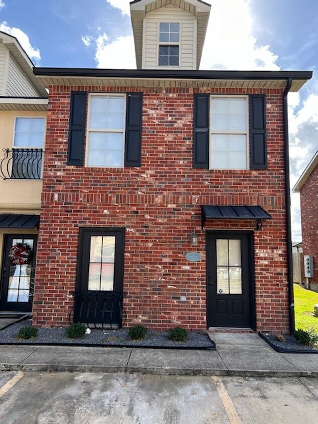 Primary Photo - 2 bedroom 1.5 Bathroom Townhome