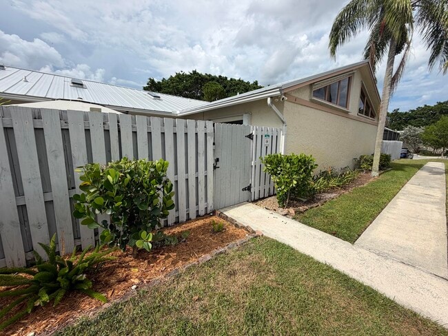 Foto del edificio - 8847 Thumbwood Cir