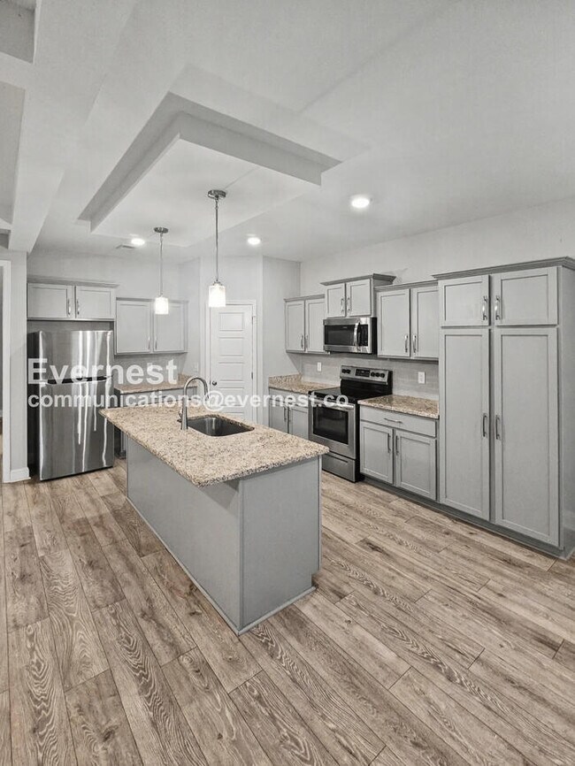 Building Photo - Limited Time Special Offer / 4 Bed, 3 Bath Home with Garage / Per-Friendly / Vouchers Accepted / ...