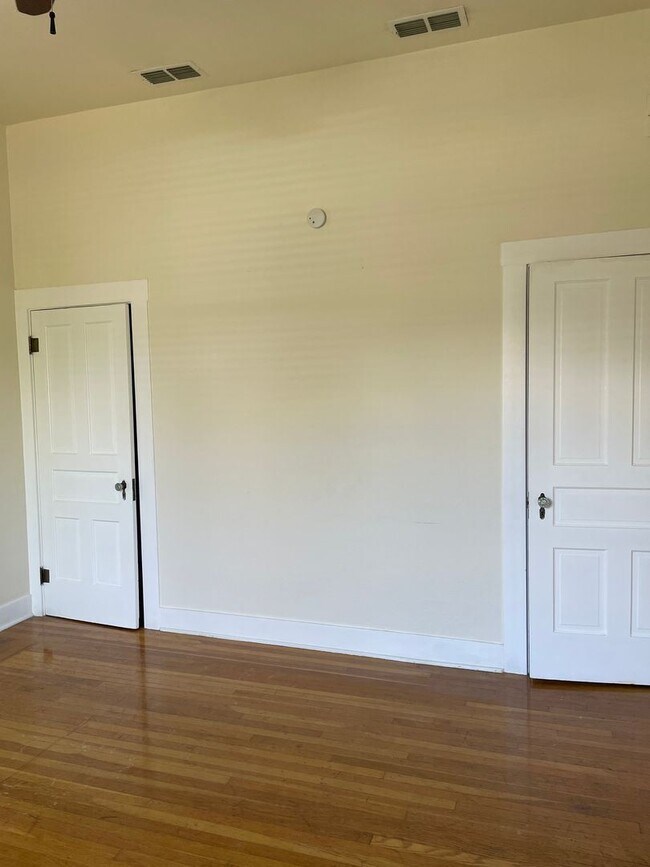 Foto del edificio - 3 br, 2 bath House - 704 N Lea (557)