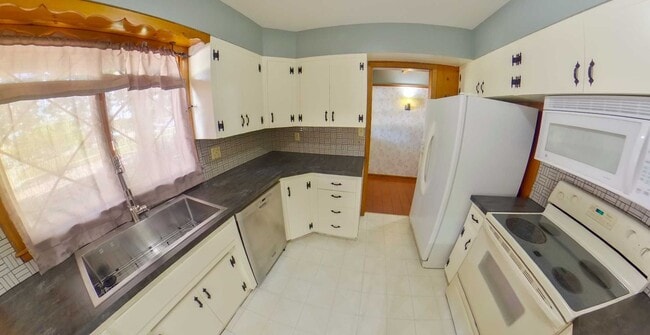 Building Photo - 2-Car Garage + Raised Deck + 2 Kitchens + Washer Dryer Included + Pet Friendly! Available August ...