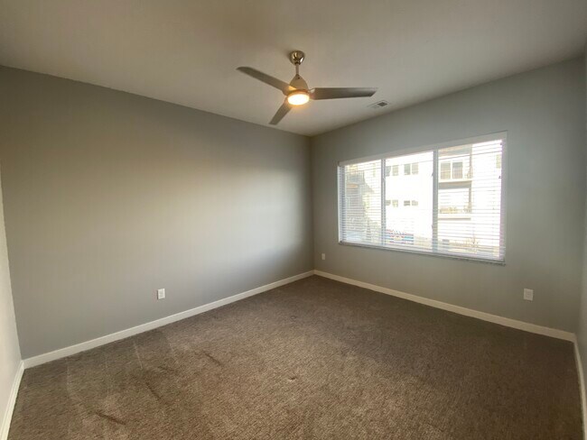 Building Photo - Centerline