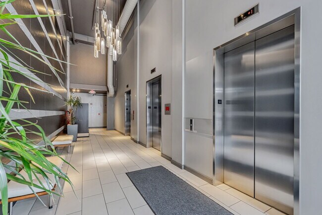 Foto del edificio - 645 W 9th St