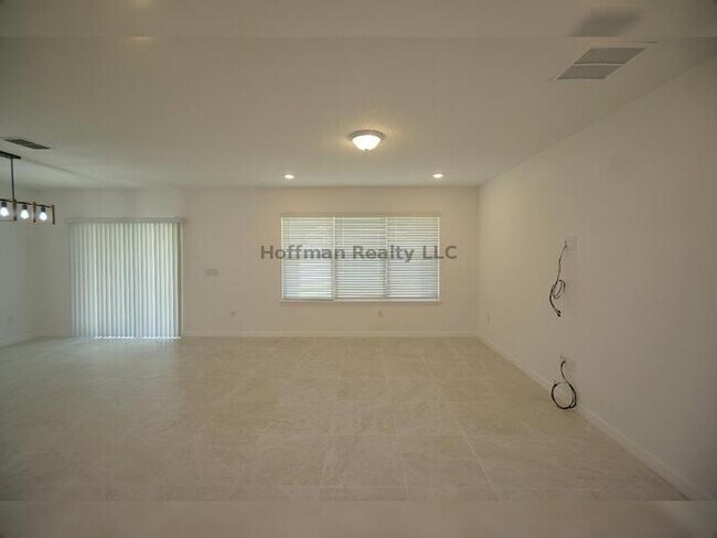 Foto del edificio - Modern 4-Bedroom Home in Summers Cay