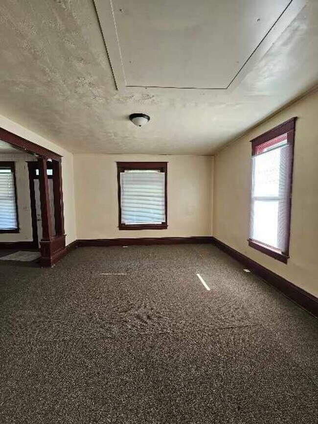 Building Photo - 812 E Cantrell St