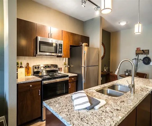 Foto del edificio - 305 River Fern Ave