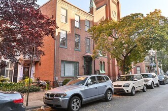 Building Photo - 256 Boas St
