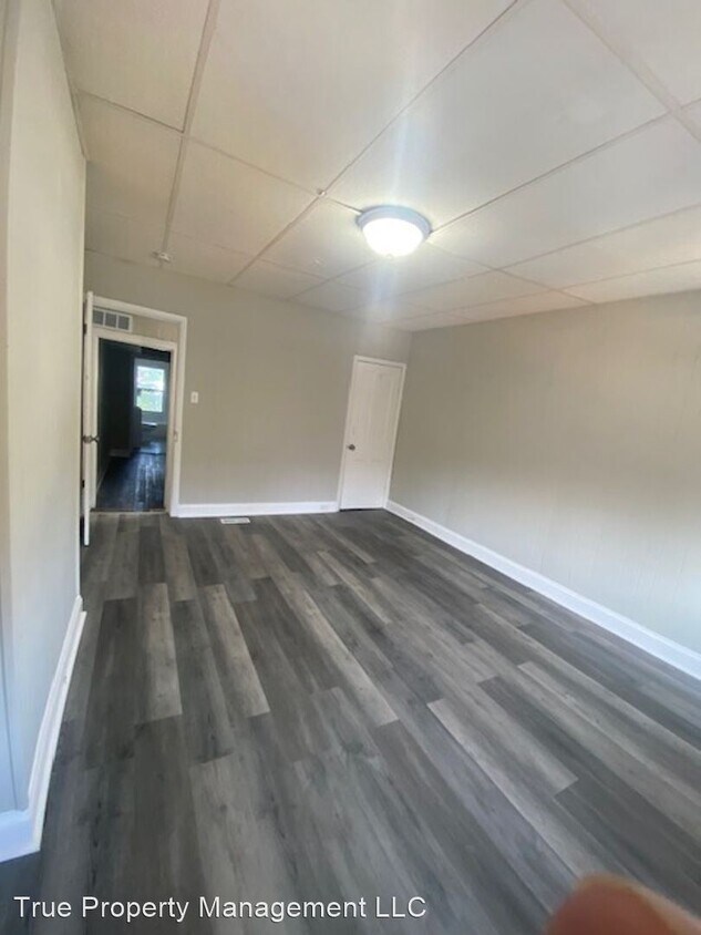 Foto principal - 3 br, 1 bath House - 2102 W Fayette St