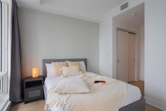 Building Photo - 1288 Rue Saint-Antoine O