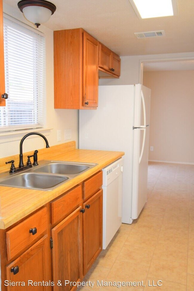 Building Photo - 2 br, 1.5 bath House - 1301 Royal Crest Dr