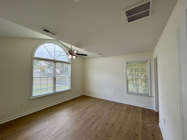 Building Photo - Beautifully Renovated 3-Bedroom, 2-Bath Ra...