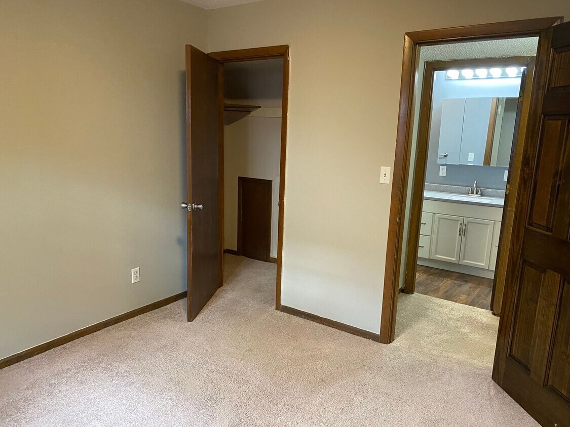 Foto principal - 2BR/1BA East Campus - Short Distance to Ca...
