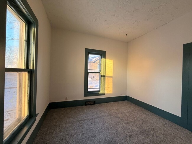 Building Photo - 2 bedroom house in RC! $720