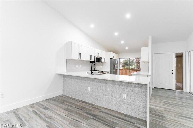 Foto del edificio - 6499 Royal Woods Dr