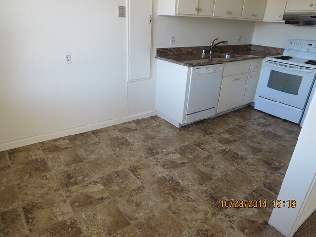 Dining table space - 200 Carl St
