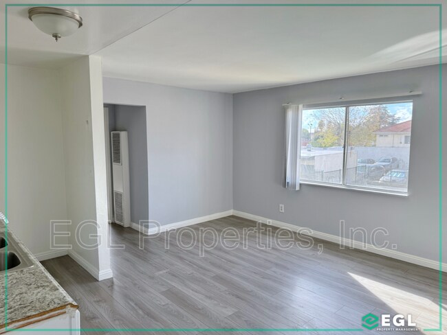 Building Photo - 3943 La Rica Ave