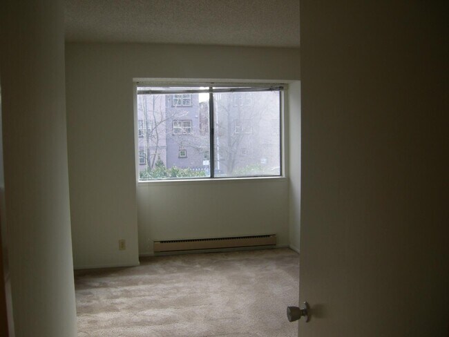 Building Photo - 3005 Kaiser Dr