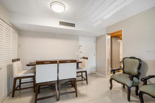 Foto del edificio - 801 Russell Ln