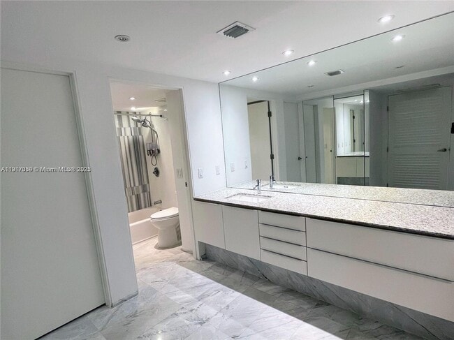 Foto del edificio - 2350 NE 135th St