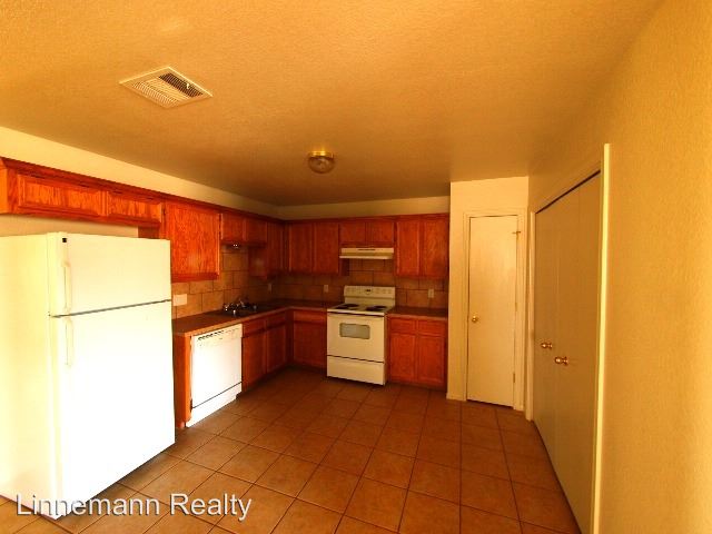 Building Photo - 1410 Cinch
