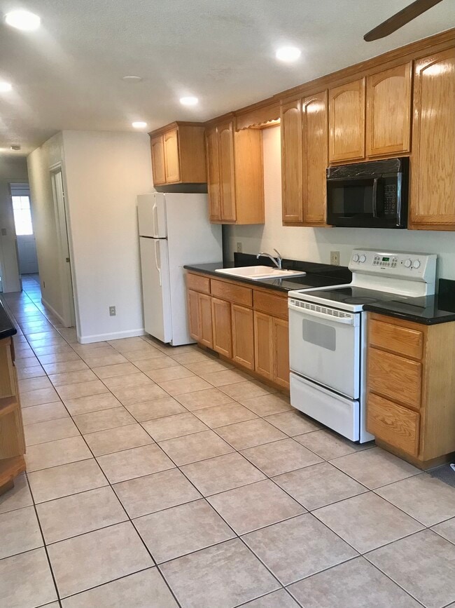 Building Photo - 1601 E San Fernando St