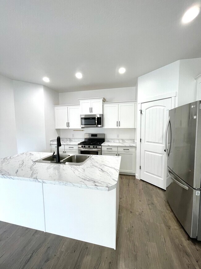 Foto del edificio - 561 S Ravenwood Ln