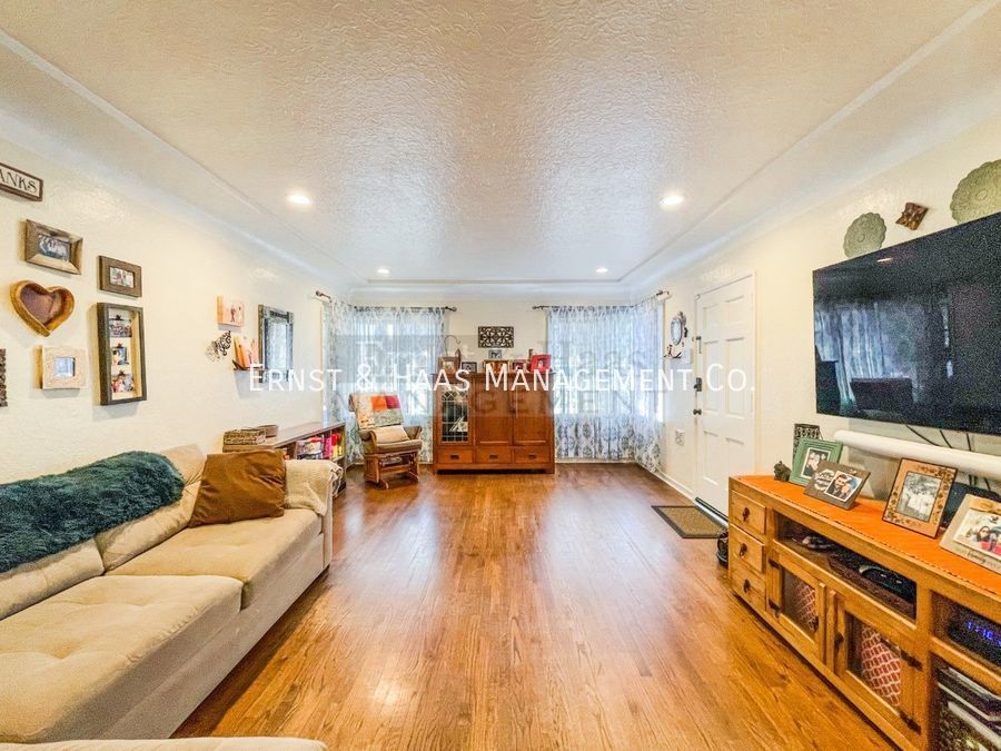 Primary Photo - Historical Wrigley Area!! Lovely 2 Bedroom...