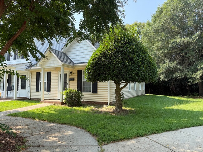 Building Photo - 428 E Rose St