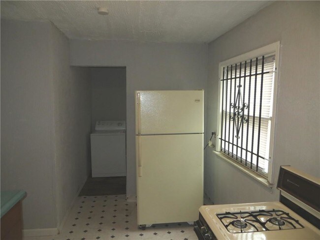 Foto del edificio - 6347 Plainview Ave