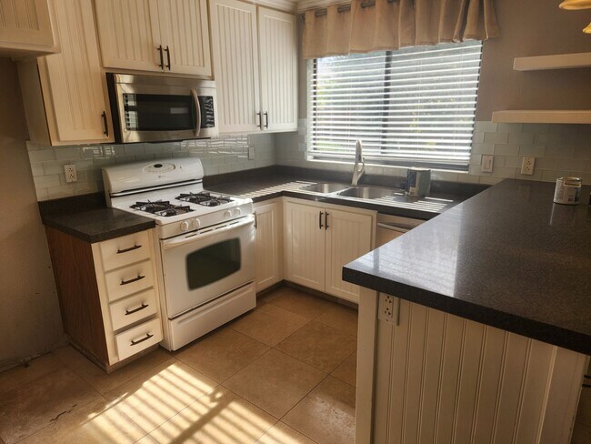 Foto del edificio - Bright and Cheery well maintained 3 bedroo...