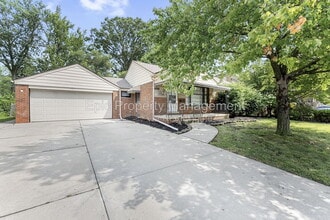 Building Photo - 812 Riverbank St