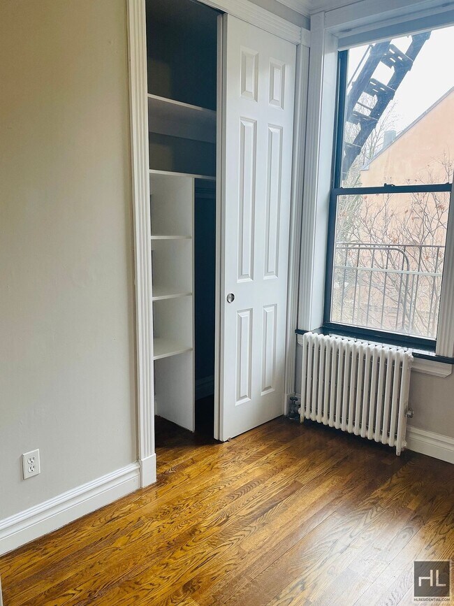 Building Photo - MOTT ST.