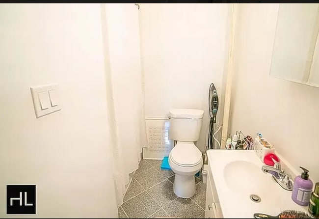 Building Photo - W. 26th St, 5th Ave