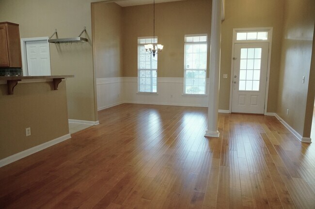 Sala de estar abierta con vista al frente de la casa. - 123 Somersby Blvd