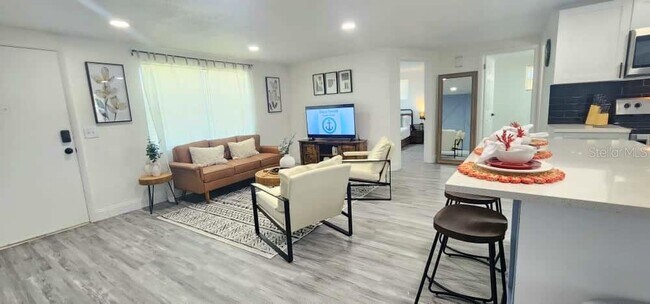 Building Photo - 4012 Valencia Dr