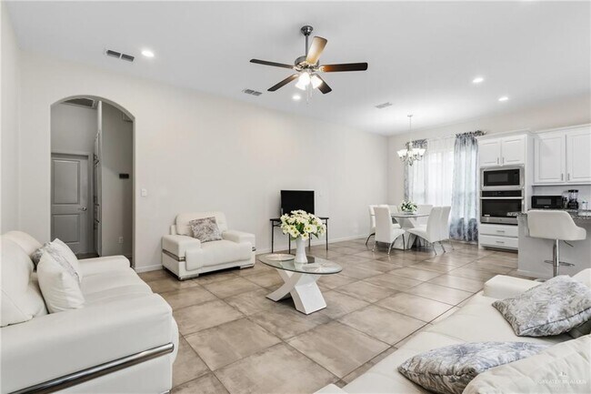 Building Photo - 19 Escondido Pass