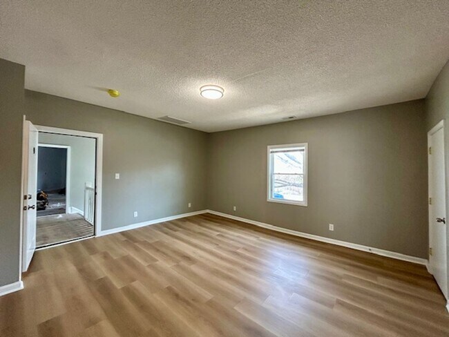 Building Photo - 576 E Fall Creek Pkwy N Dr