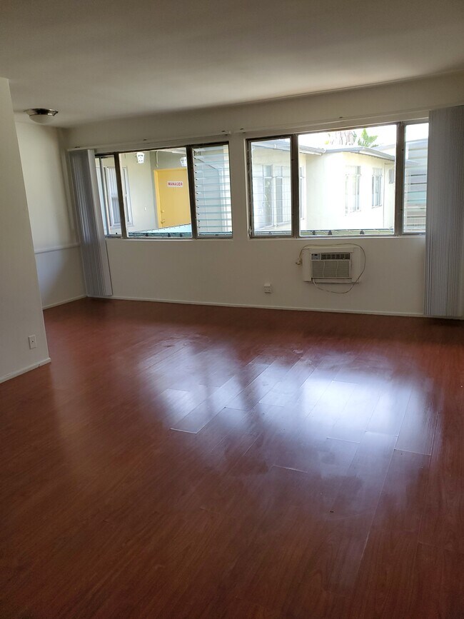 Sala de estar - 1350 N Laurel Ave