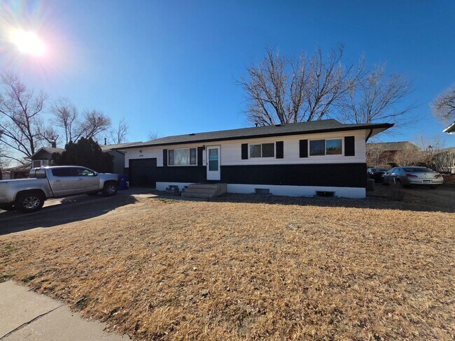 Building Photo - 5 Bed 2 bath Home near Fort Carson!!