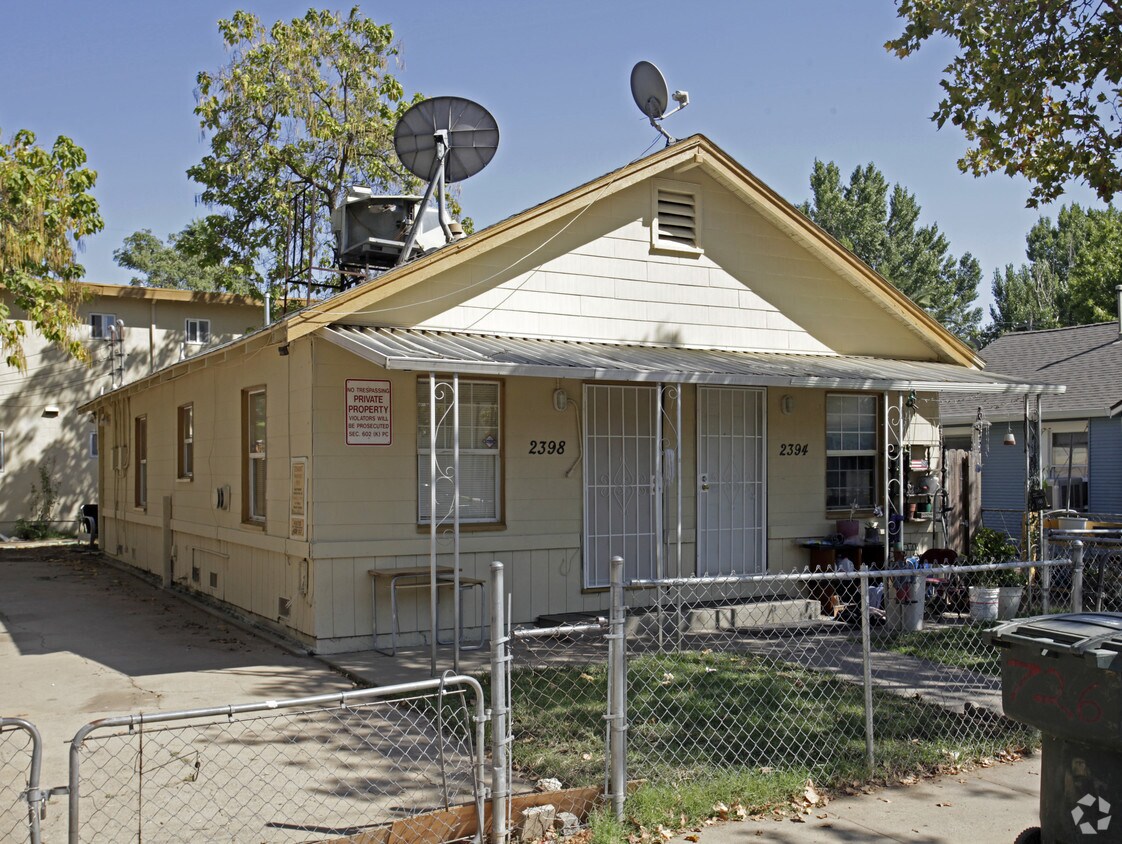 Primary Photo - 2390-2398 Oakmont St