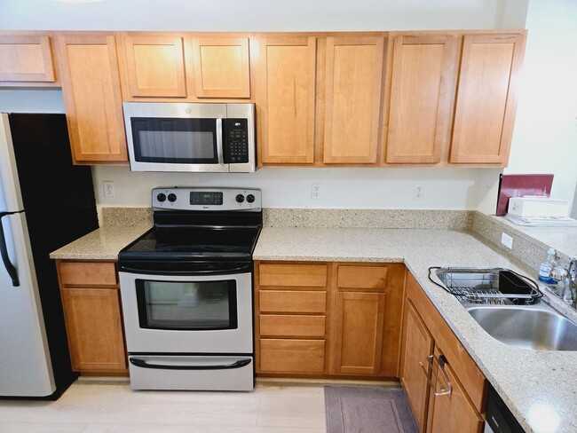 Building Photo - 2BR/2.5BA furnished townhome in a gated co...