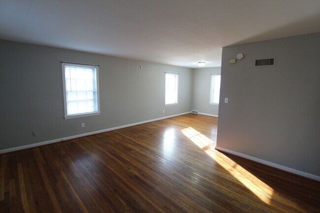 Foto del edificio - October FREE On This 2 Bedroom 1 Bath Dupl...