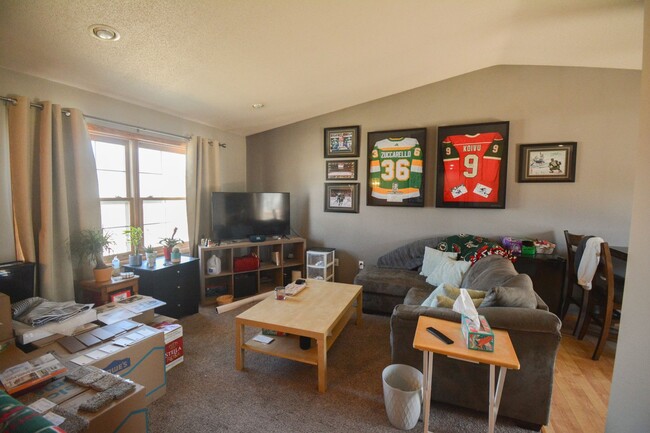 Foto del edificio - 4 bed 2 bed For Rent in Country Club Manor!