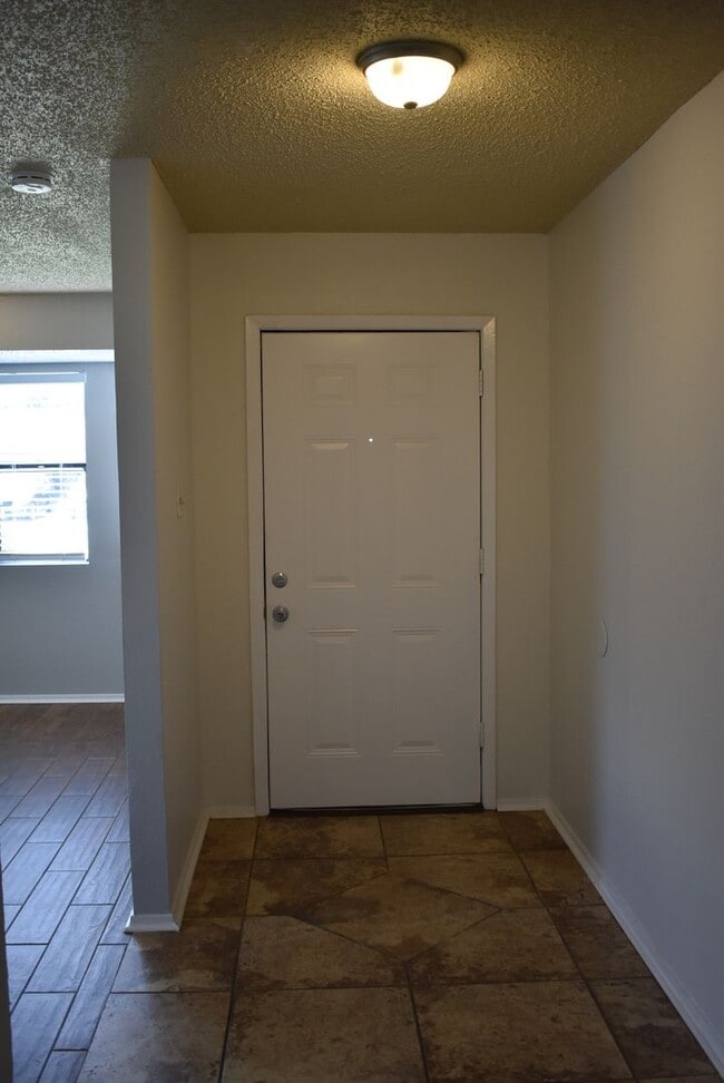 Building Photo - 2900 Cinco Dr