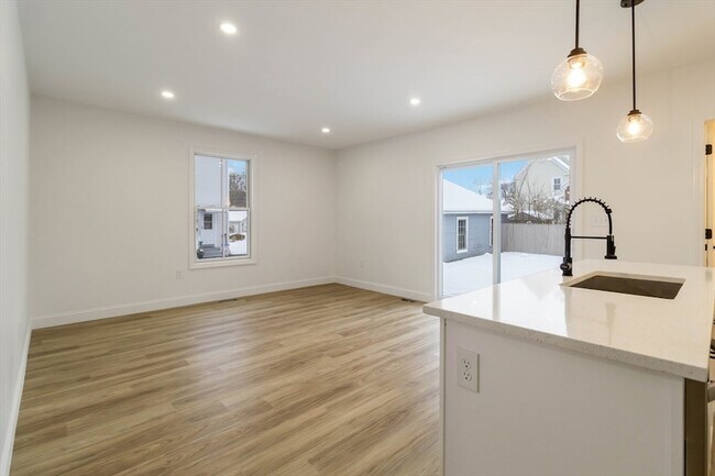 Building Photo - 2 Elmwood St