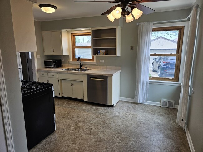 Building Photo - 5816 Superior St